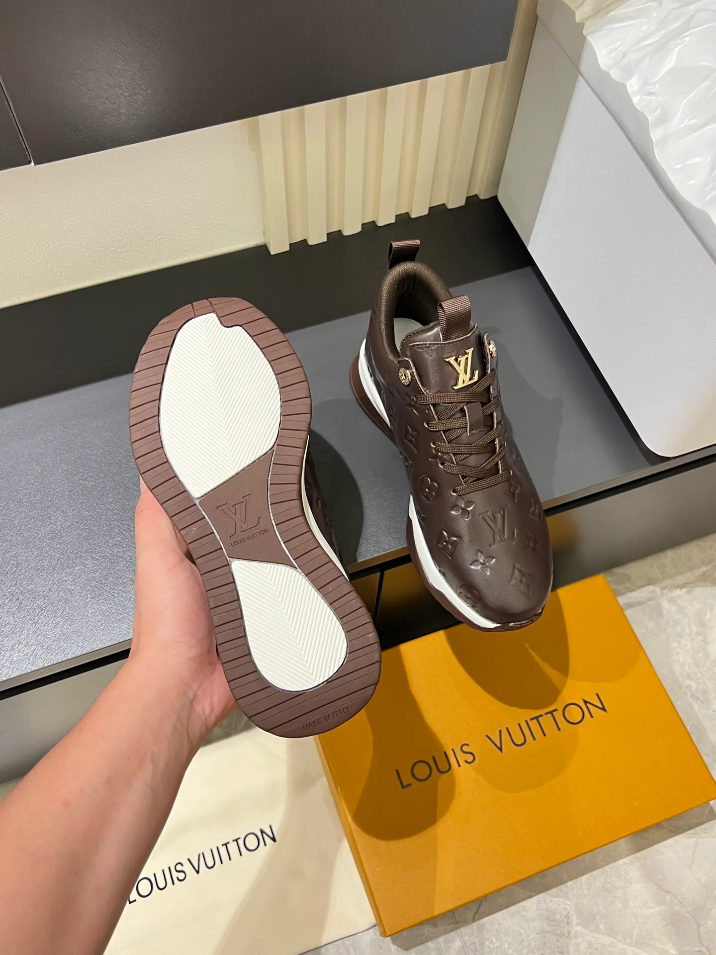p520 "LOUI* VUITTO*" popular men's casual shoes, genuine development in Italy💯purchasing level quality✔️The upper is made of first-layer cowhide, comfortable and soft sheepskin feet⚡️Fashionable and versatile, the toe last shape is firm and full, and the soles are made from original LV molds and can be freely entered and exited the counter. Light and comfortable on the feet~Purely handmade, details determine quality! Size:39-44!